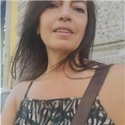 Insegnante di matematica alla scuola primaria, laureata in Sociologia e comunicazioni, impartisce lezioni di italiano per stranieri e studenti di primaria medie e superiori, e matematica per studenti di primaria e scuole medie